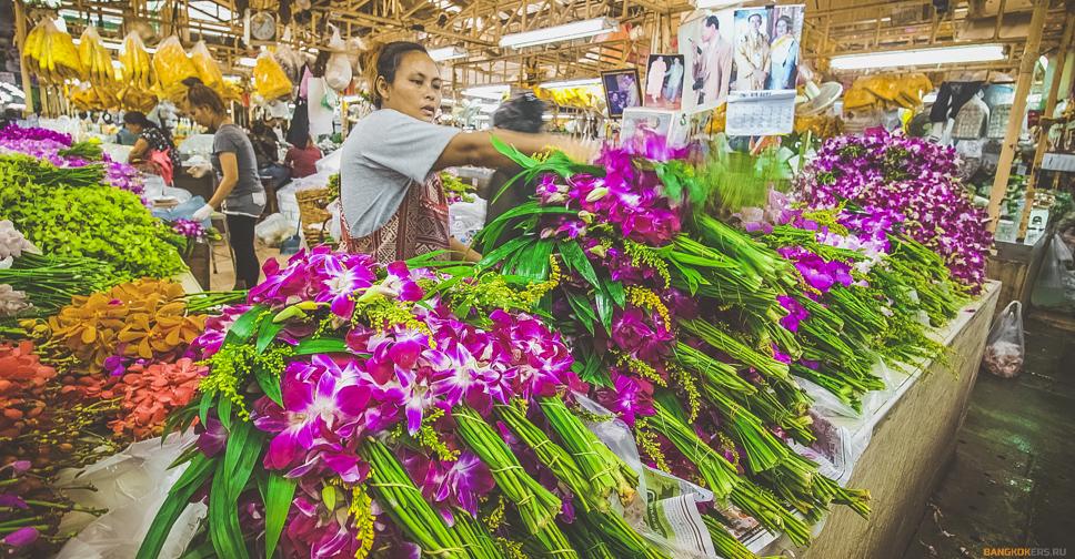 Орхидеи на цветочном рынке в Бангкоке