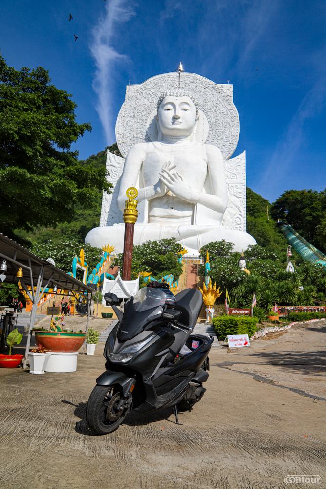 Храм Wat Tham Phrathat Khao Prang. Поездки по Таиланду с русским гидом. Экспедиции на Север Таиланда из Бангкокам