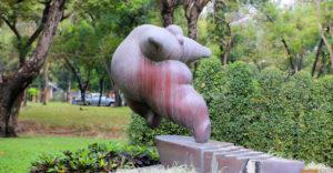 Статуя толстушки в парке Люмпини (Lumphini Park) ★ Экскурсии и туры по Таиланду.